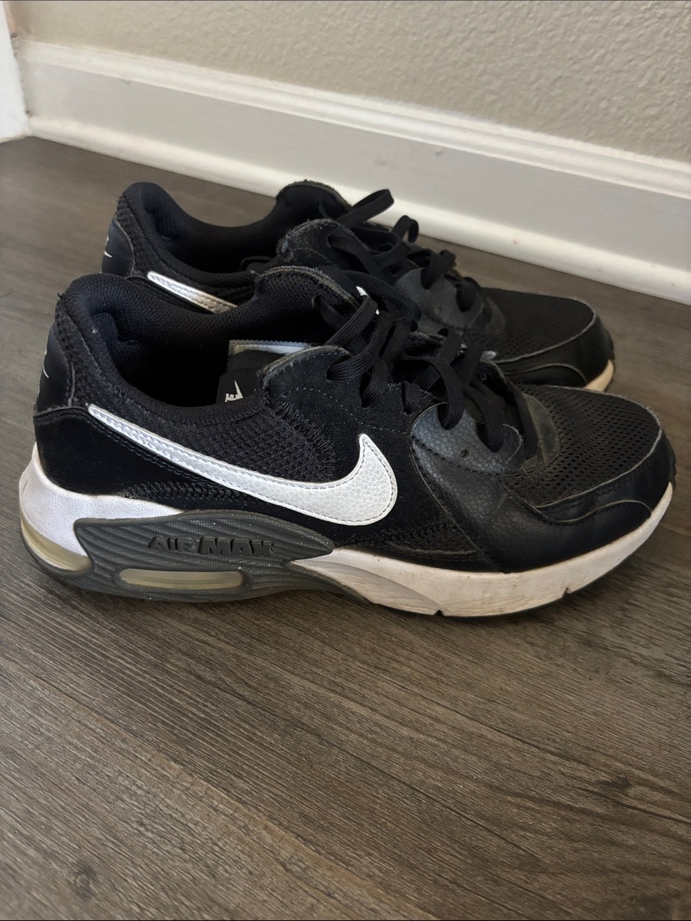 Nike Womnens Black and White Air Cushion Sneakers 8.5